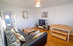 Deluxe 2 Bed Apartment- Near Heathrow, Legoland, Windsor Slough